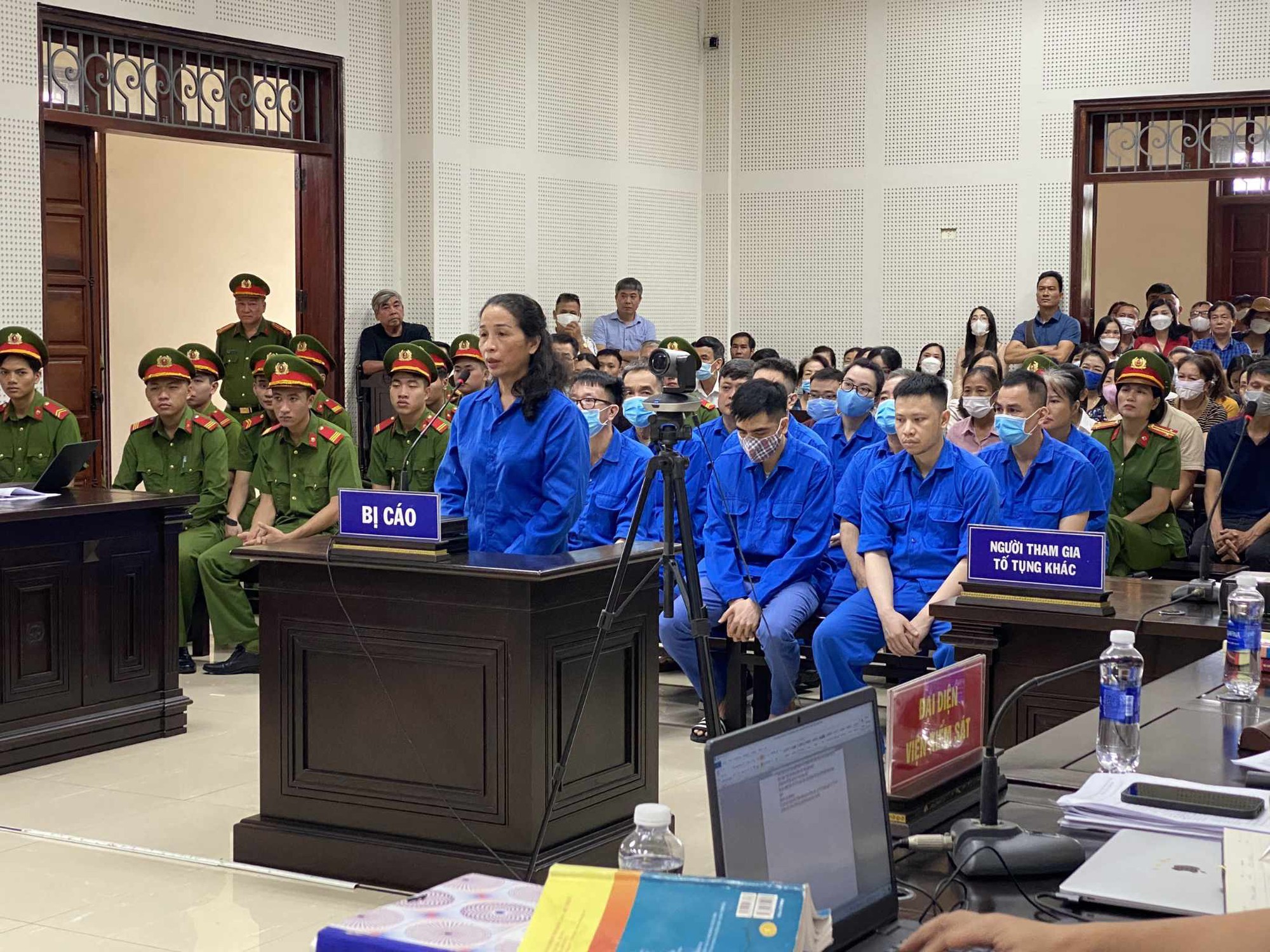 Cựu Giám đốc Sở GD-ĐT nhận vali tiền chúc tết cùng 16 bị cáo hầu tòa - Ảnh 1.