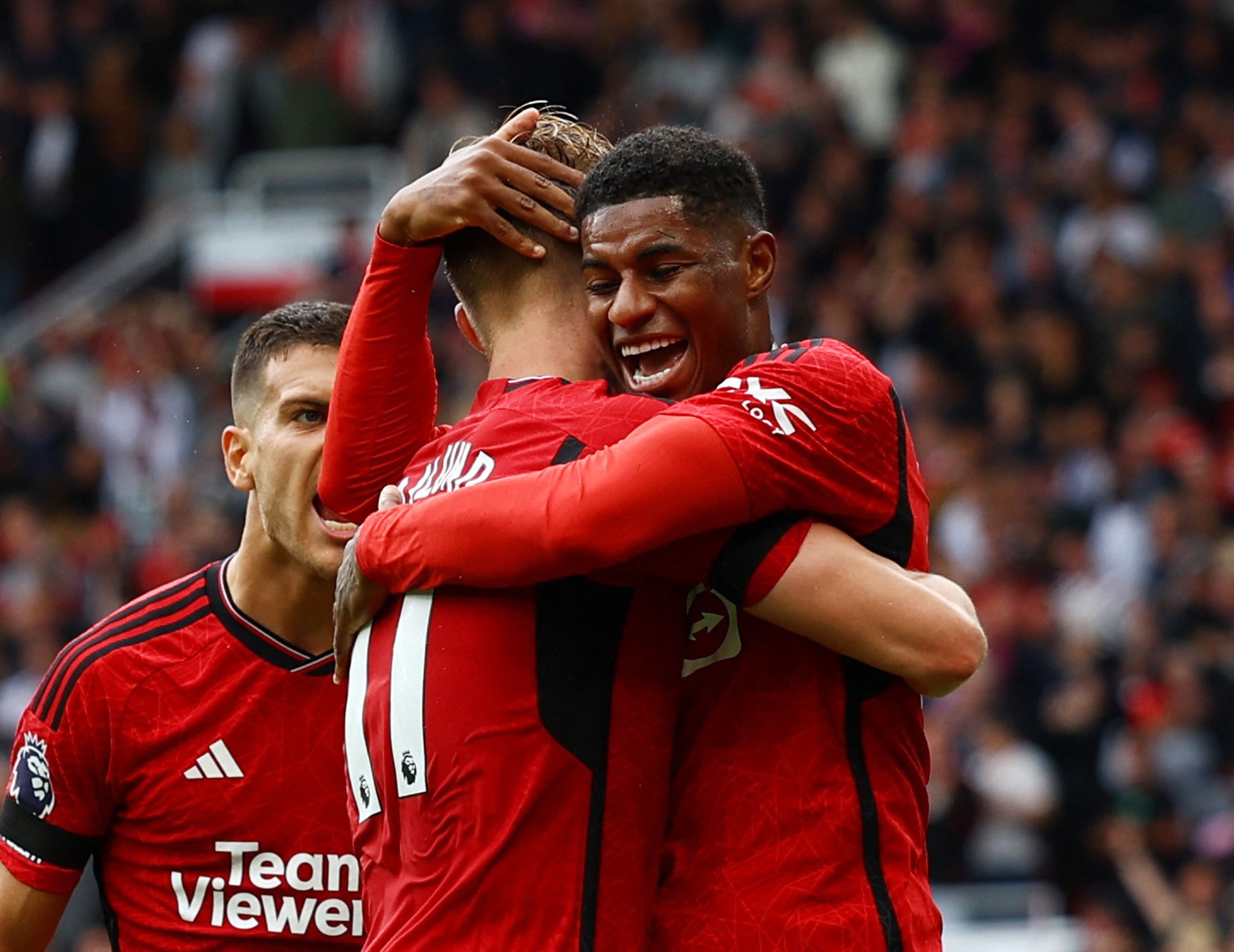 Truyền thông Anh "châm ngòi cuộc chiến" trên hàng công Man United