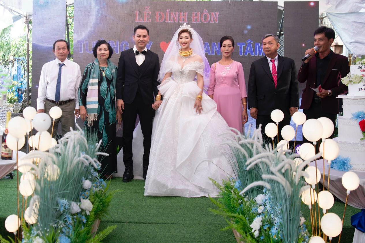 Hoa hậu Tường Vy l&ecirc;n xe hoa c&ugrave;ng &ocirc;ng x&atilde; doanh nh&acirc;n - Ảnh 1.
