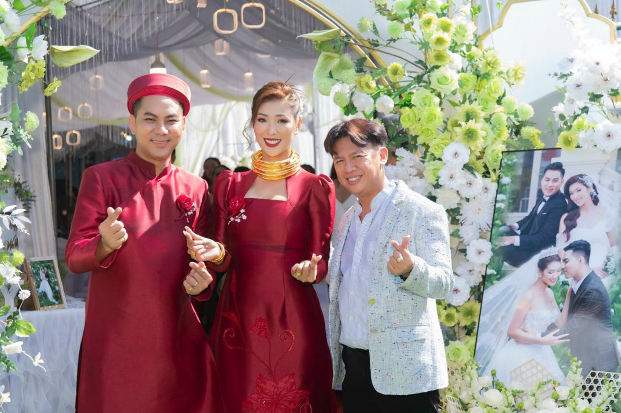 Hoa hậu Tường Vy l&ecirc;n xe hoa c&ugrave;ng &ocirc;ng x&atilde; doanh nh&acirc;n - Ảnh 3.
