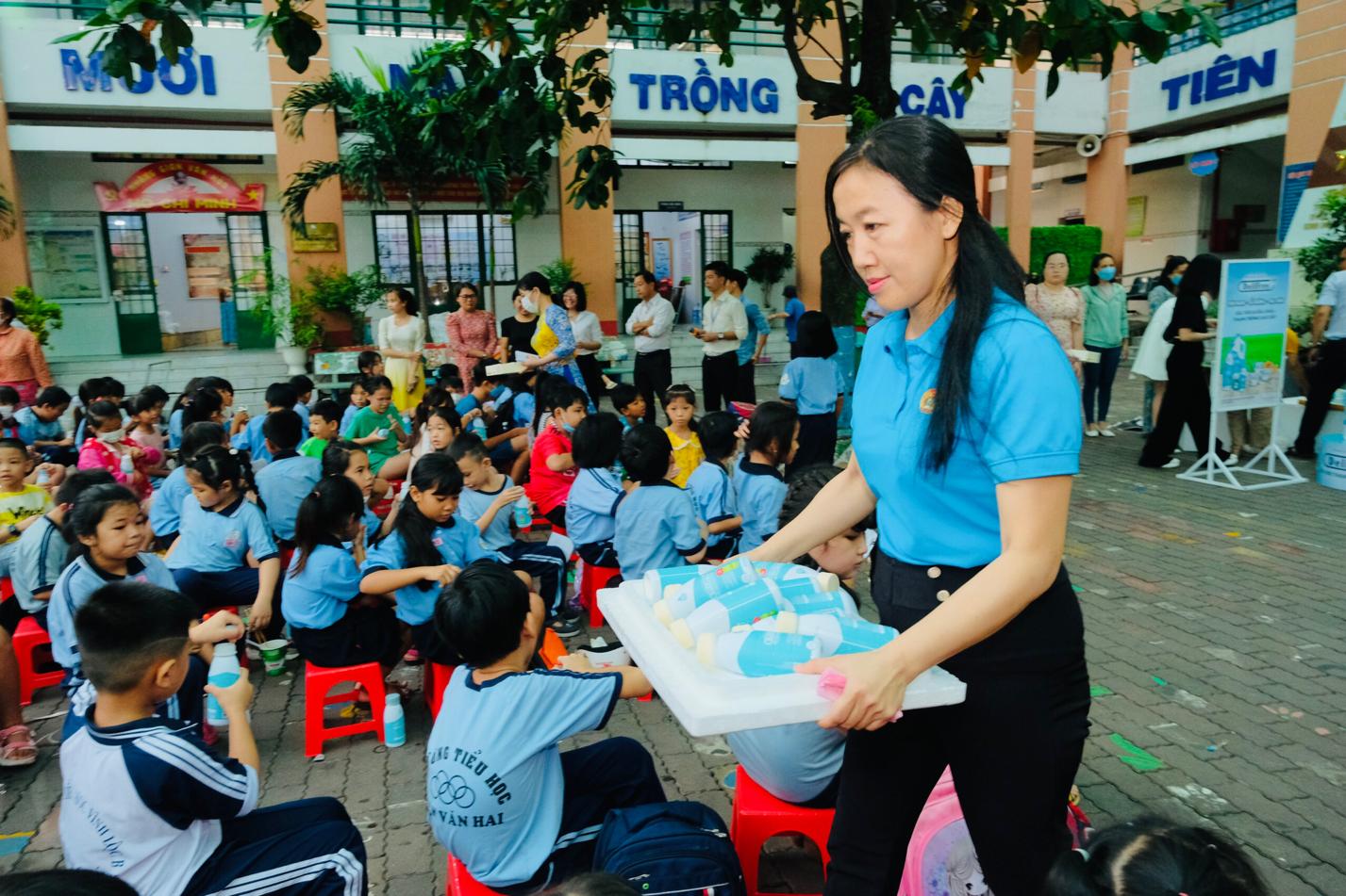 Good Food For Life tặng qu&agrave; cho trẻ em ngh&egrave;o - Ảnh 4.