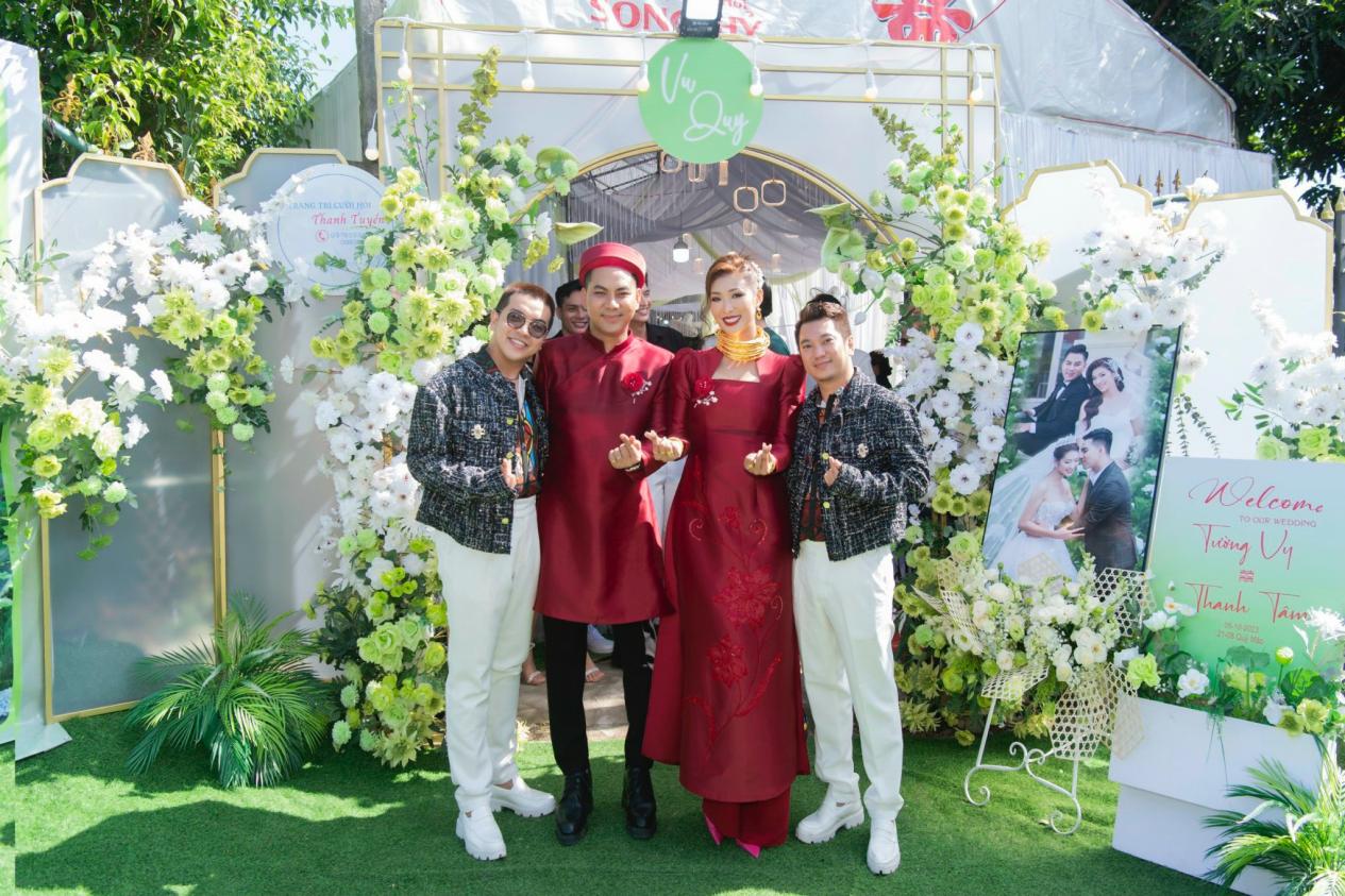 Hoa hậu Tường Vy l&ecirc;n xe hoa c&ugrave;ng &ocirc;ng x&atilde; doanh nh&acirc;n - Ảnh 4.