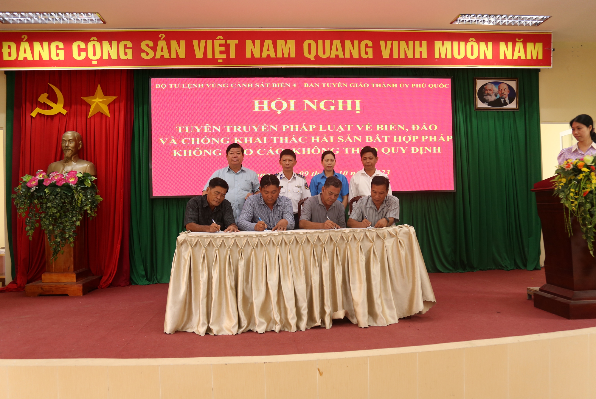 V&ugrave;ng Cảnh s&aacute;t biển 4 trao cờ Tổ quốc v&agrave; tuy&ecirc;n truyền về IUU - Ảnh 3.