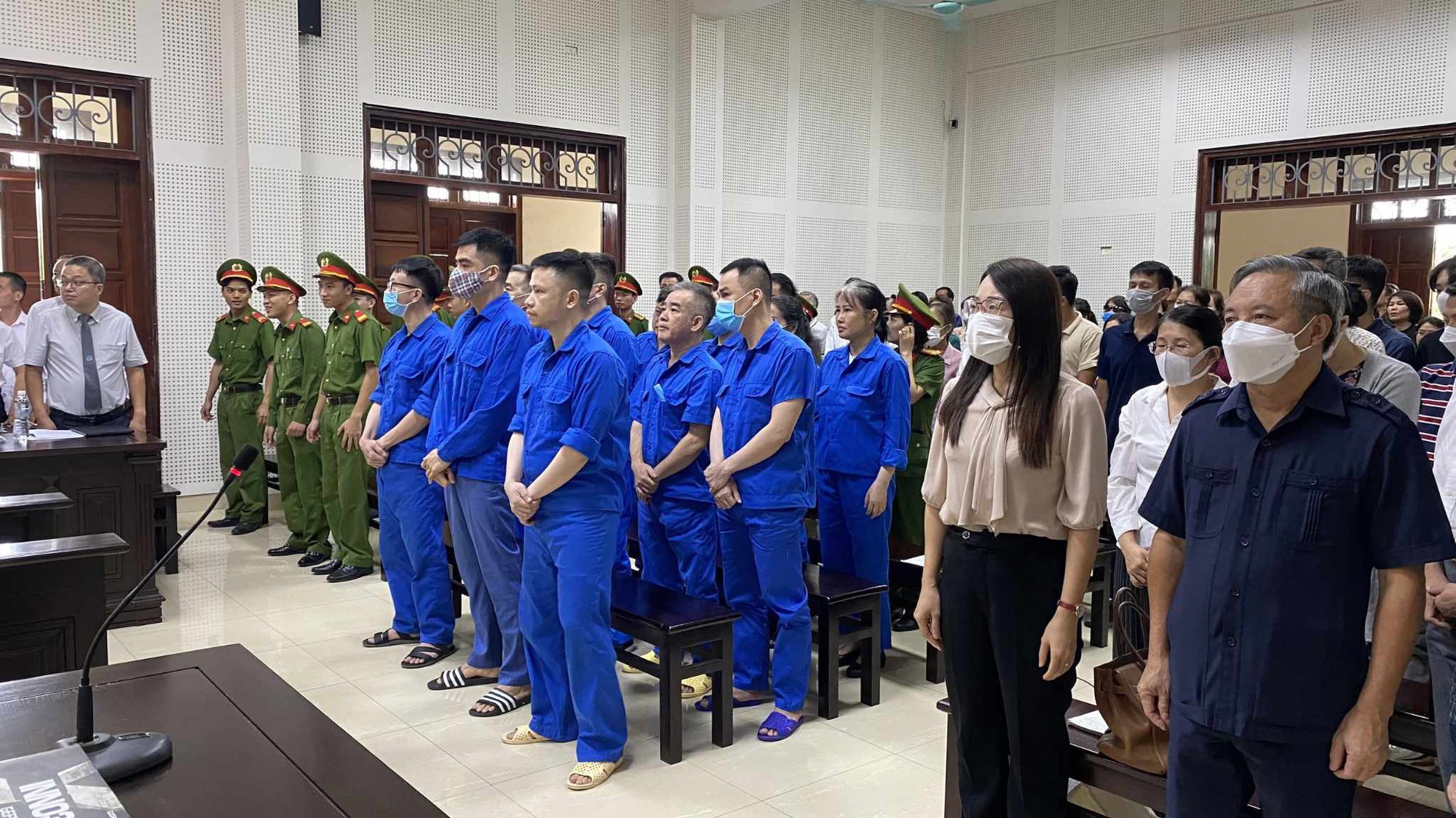Cựu Giám đốc Sở GD-ĐT nhận vali tiền chúc tết cùng 16 bị cáo hầu tòa - Ảnh 7.