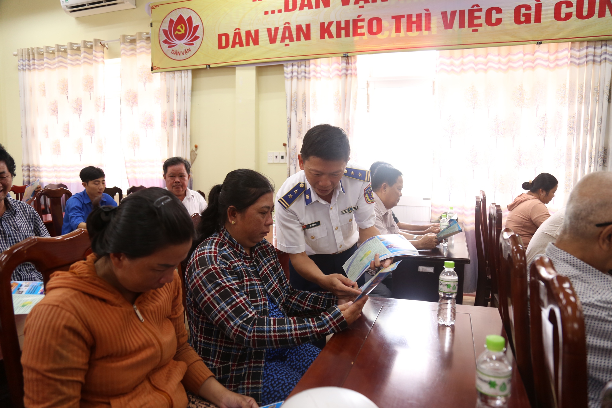V&ugrave;ng Cảnh s&aacute;t biển 4 trao cờ Tổ quốc v&agrave; tuy&ecirc;n truyền về IUU - Ảnh 1.