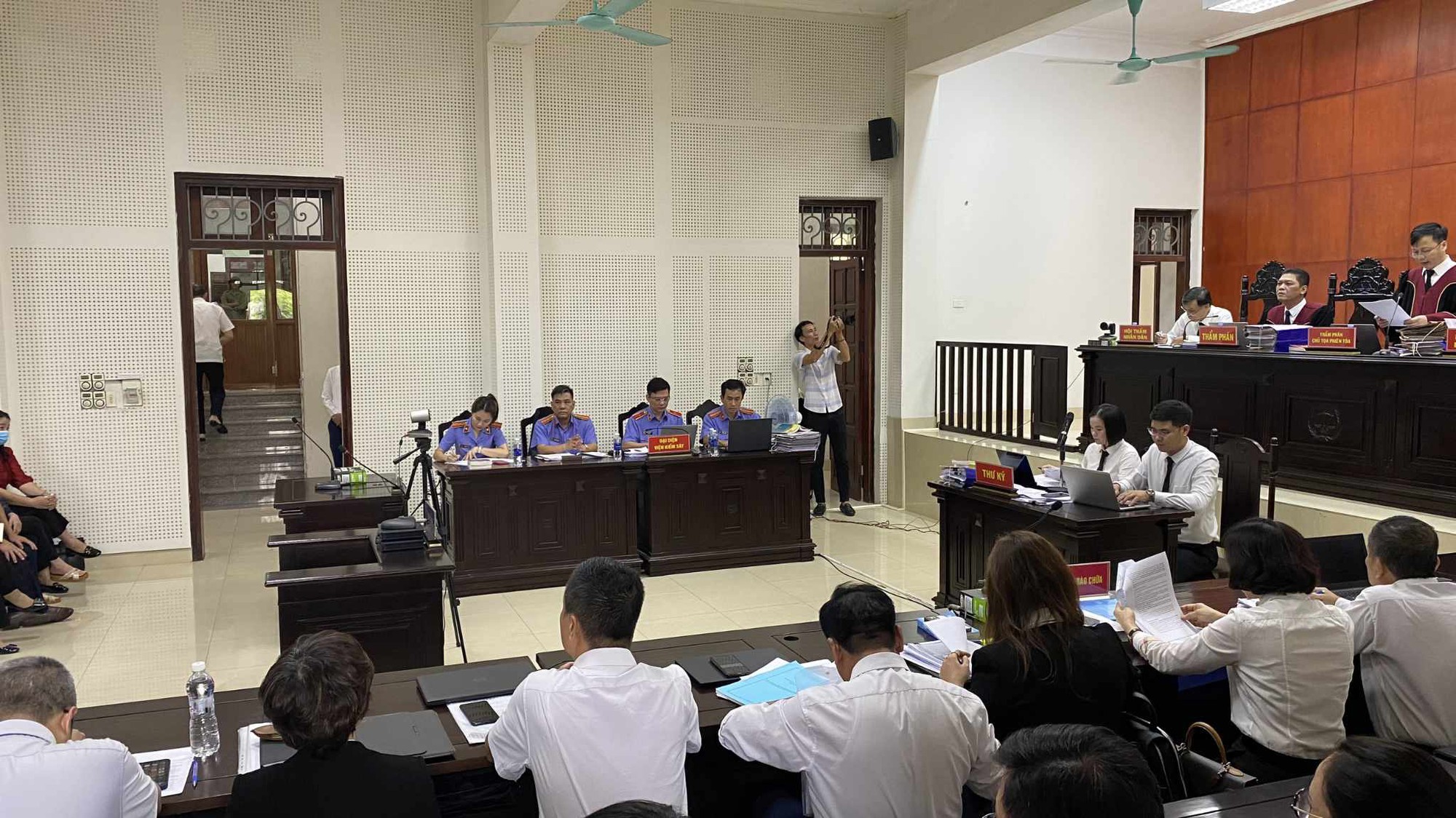 Cựu Giám đốc Sở GD-ĐT nhận vali tiền chúc tết cùng 16 bị cáo hầu tòa - Ảnh 6.