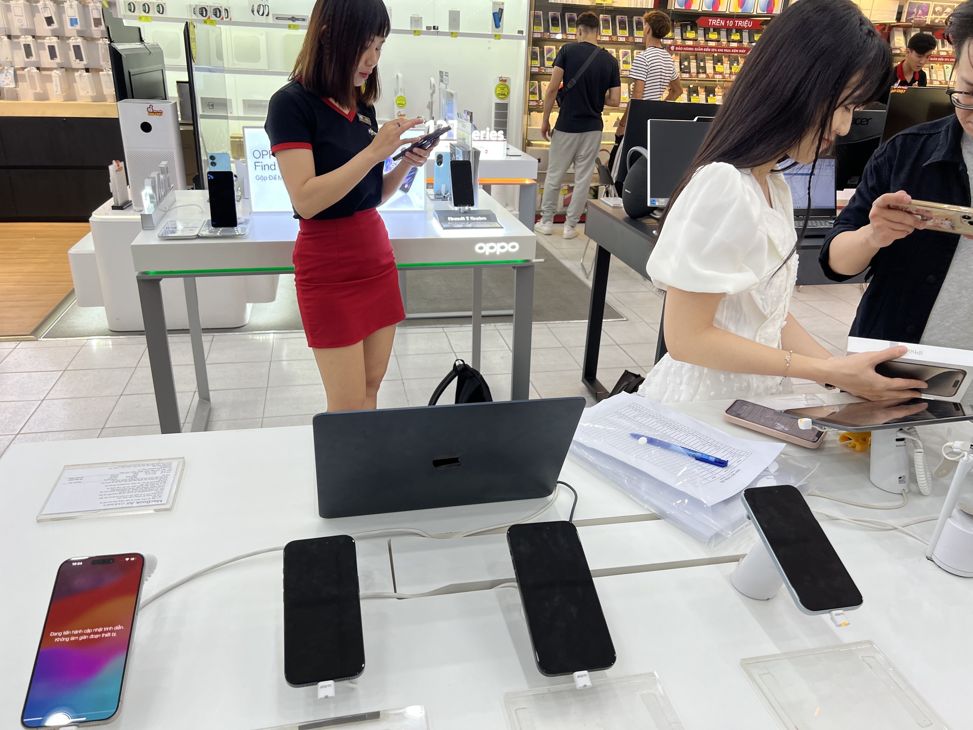 C&aacute;c mẫu iPhone đời cũ bất ngờ h&uacute;t h&agrave;ng - Ảnh 1.