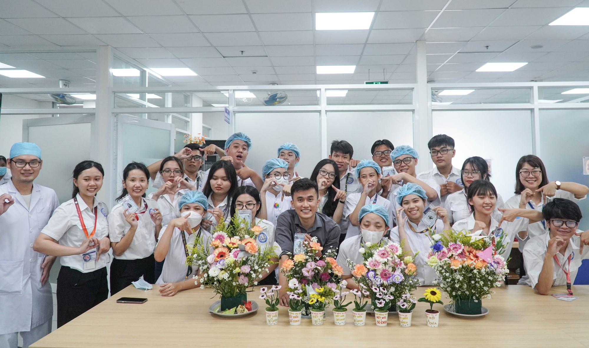 Sinh vi&ecirc;n Trường Đại học Y Dược TP HCM mang tiếng cười đến c&aacute;c bệnh nh&acirc;n - Ảnh 9.