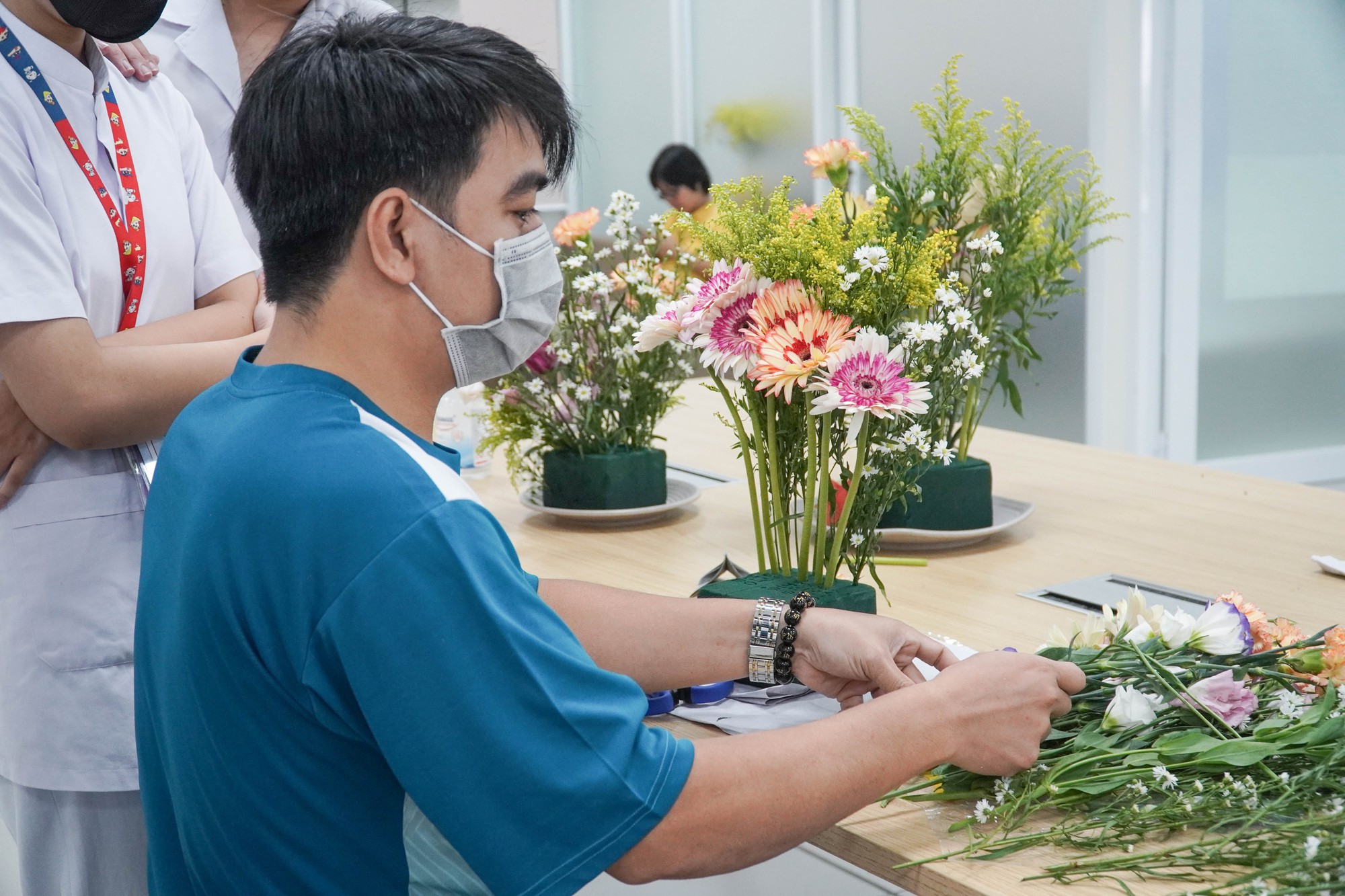 Sinh vi&ecirc;n Trường Đại học Y Dược TP HCM mang tiếng cười đến c&aacute;c bệnh nh&acirc;n - Ảnh 7.