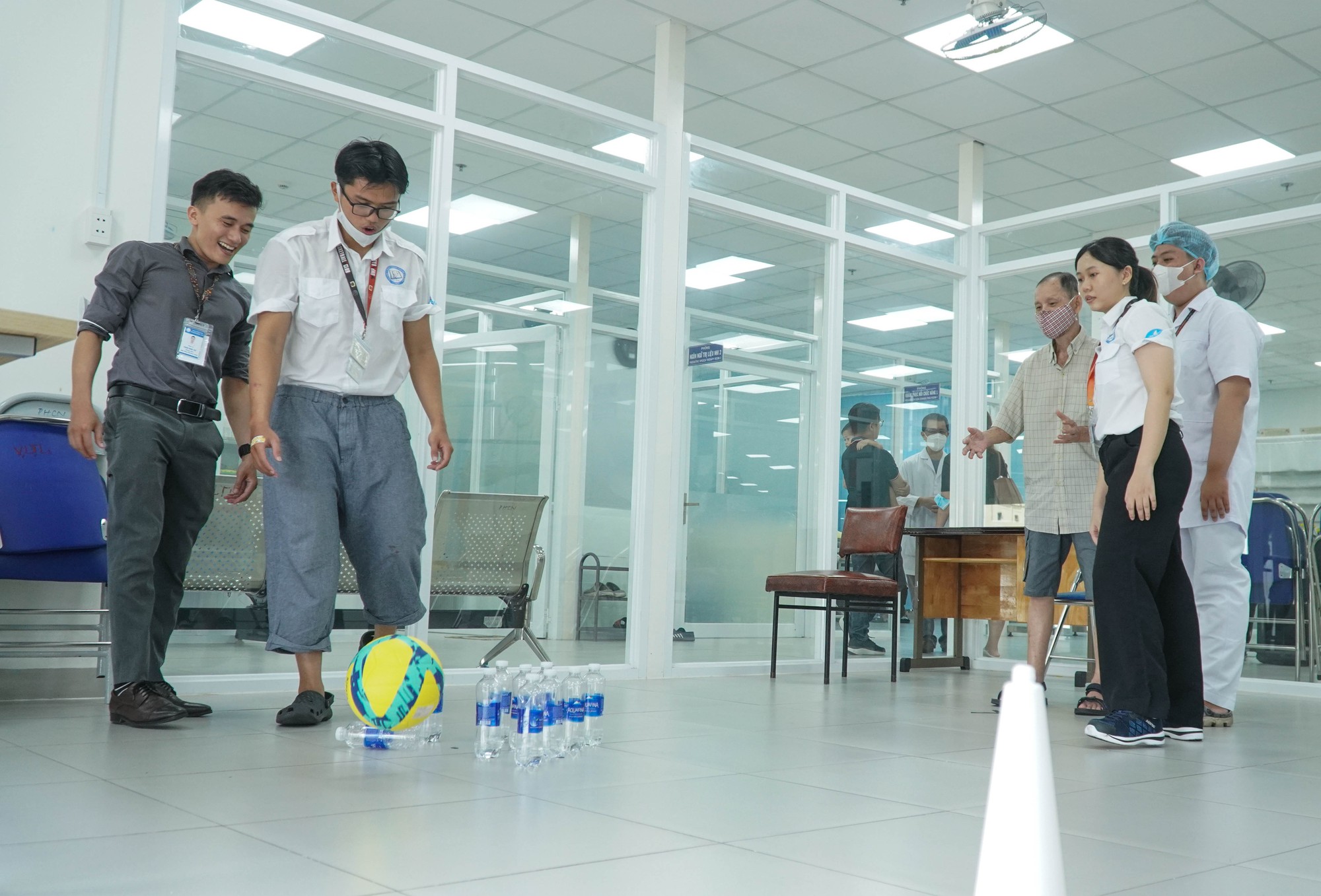 Sinh vi&ecirc;n Trường Đại học Y Dược TP HCM mang tiếng cười đến c&aacute;c bệnh nh&acirc;n - Ảnh 2.