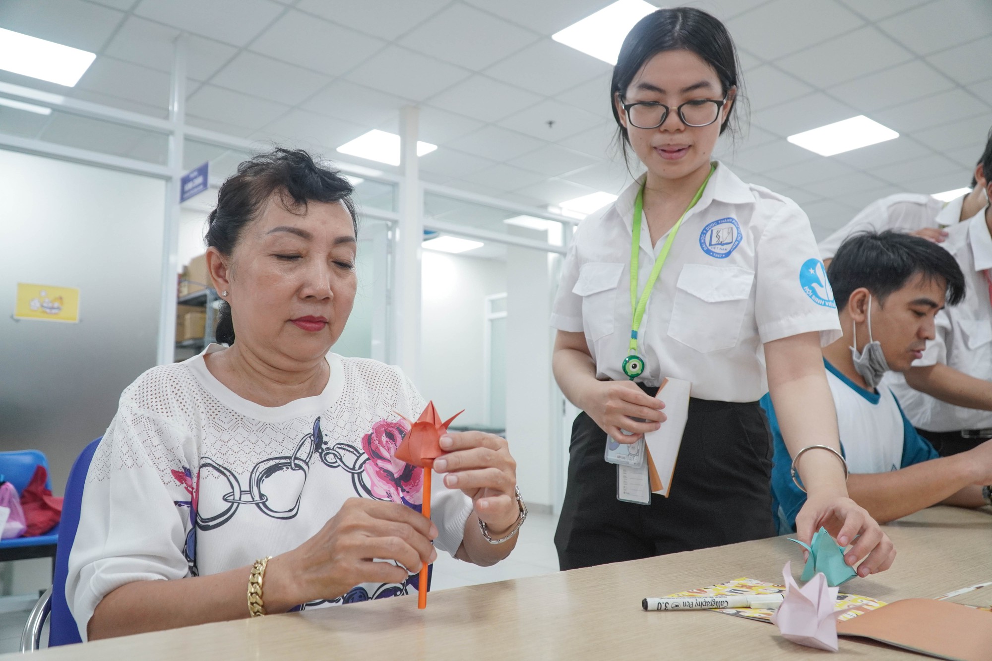 Sinh vi&ecirc;n Trường Đại học Y Dược TP HCM mang tiếng cười đến c&aacute;c bệnh nh&acirc;n - Ảnh 3.