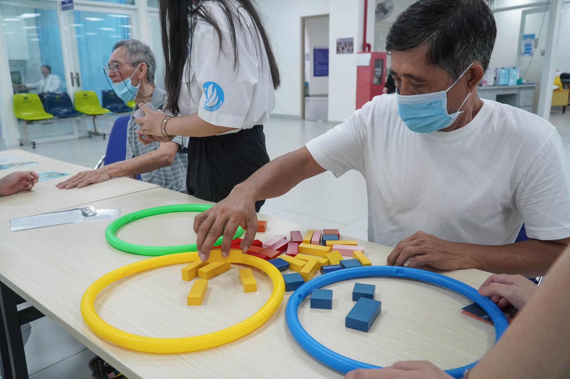 Sinh vi&ecirc;n Trường Đại học Y Dược TP HCM mang tiếng cười đến c&aacute;c bệnh nh&acirc;n - Ảnh 6.