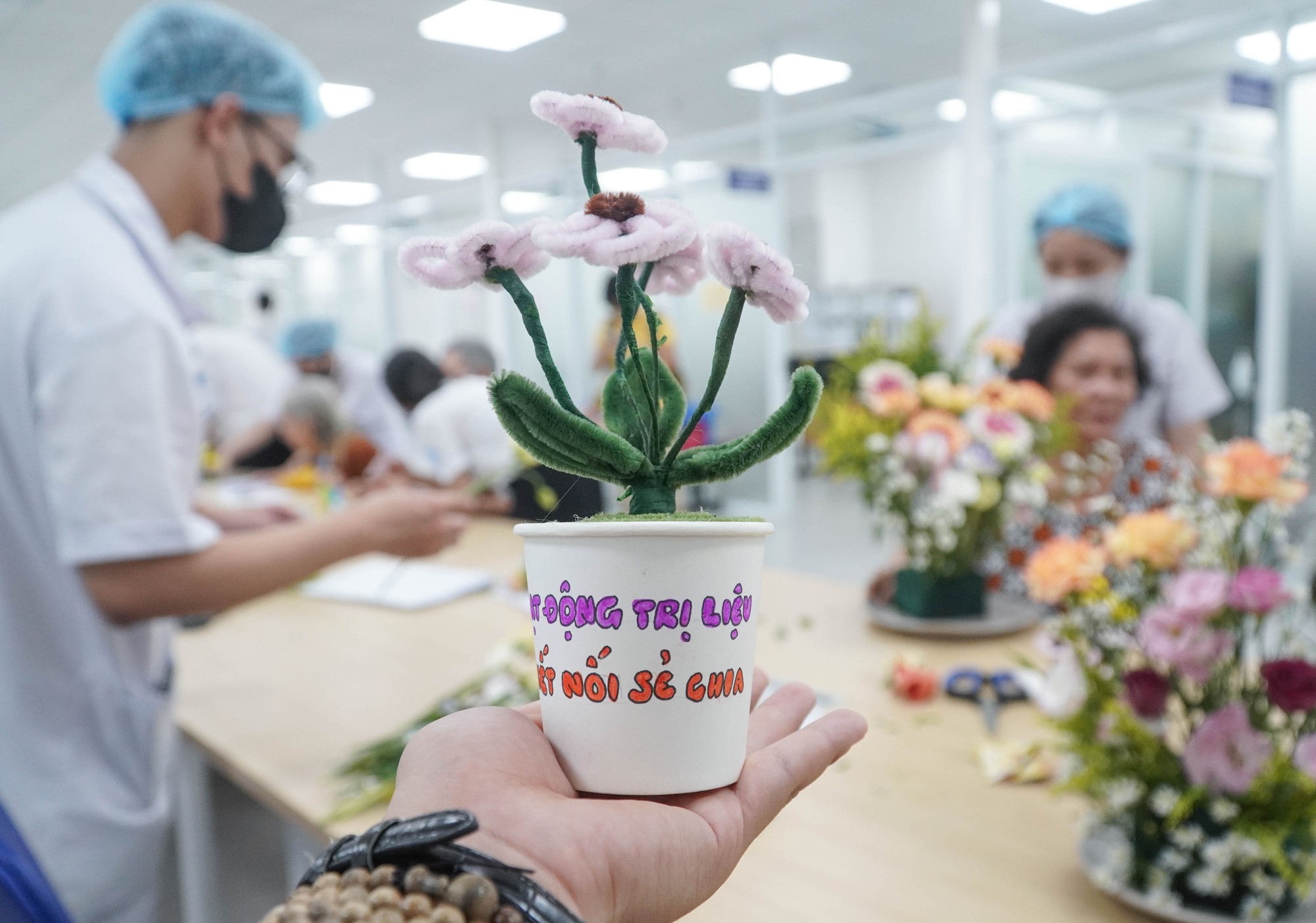 Sinh vi&ecirc;n Trường Đại học Y Dược TP HCM mang tiếng cười đến c&aacute;c bệnh nh&acirc;n - Ảnh 8.