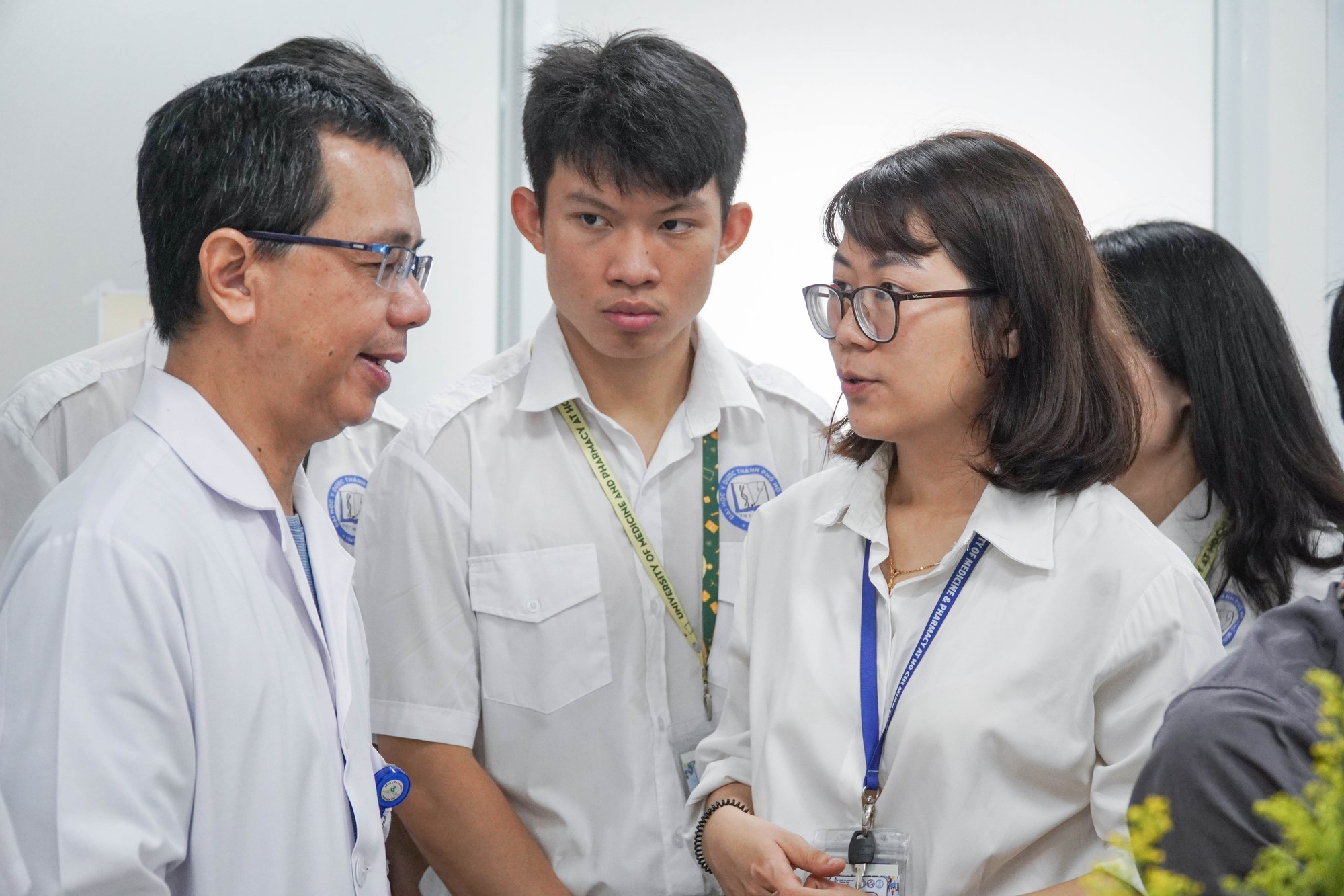 Sinh vi&ecirc;n Trường Đại học Y Dược TP HCM mang tiếng cười đến c&aacute;c bệnh nh&acirc;n - Ảnh 10.