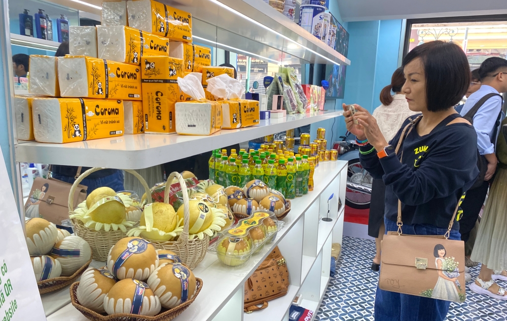 Cận cảnh h&agrave;ng thật - h&agrave;ng fake khiến người ti&ecirc;u d&ugrave;ng bị đ&aacute;nh lừa - Ảnh 1.