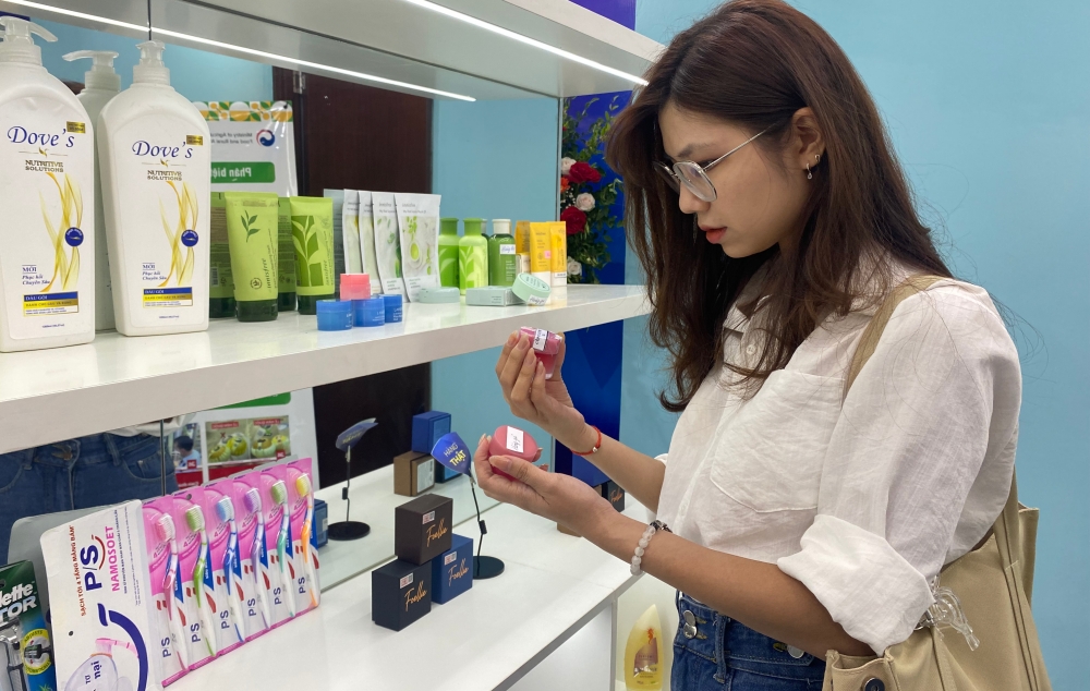 Cận cảnh h&agrave;ng thật - h&agrave;ng fake khiến người ti&ecirc;u d&ugrave;ng bị đ&aacute;nh lừa - Ảnh 4.