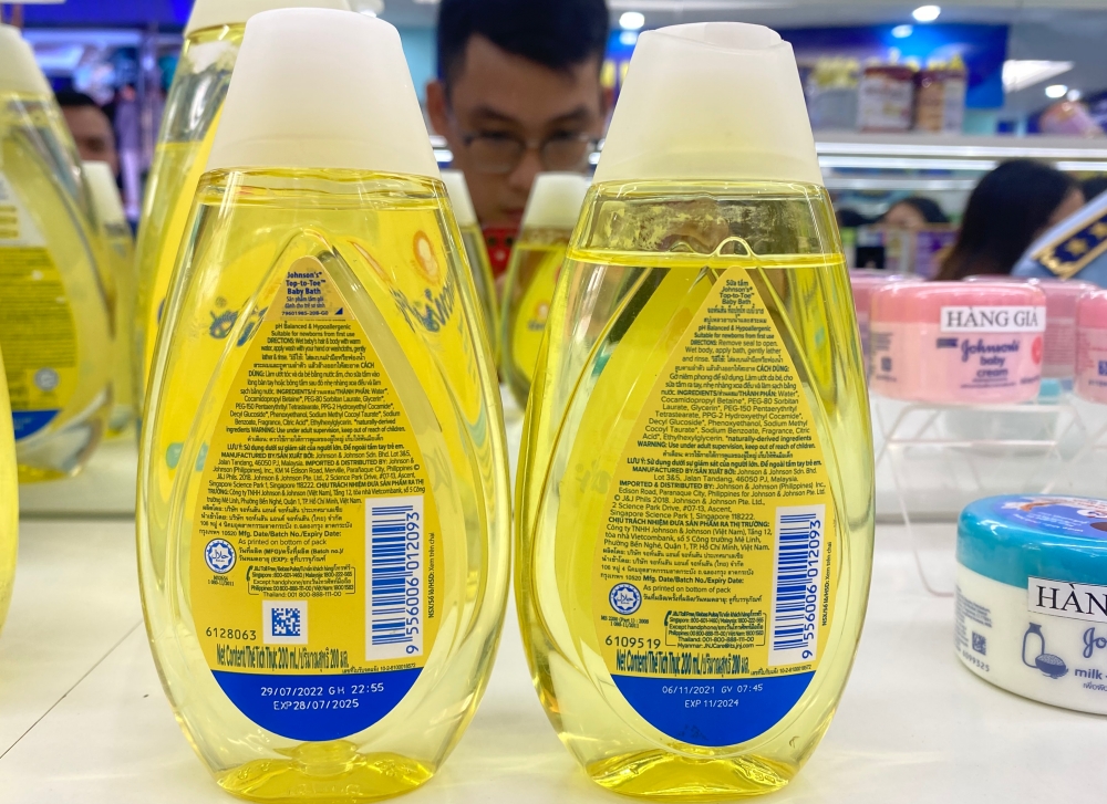 Cận cảnh h&agrave;ng thật - h&agrave;ng fake khiến người ti&ecirc;u d&ugrave;ng bị đ&aacute;nh lừa - Ảnh 8.