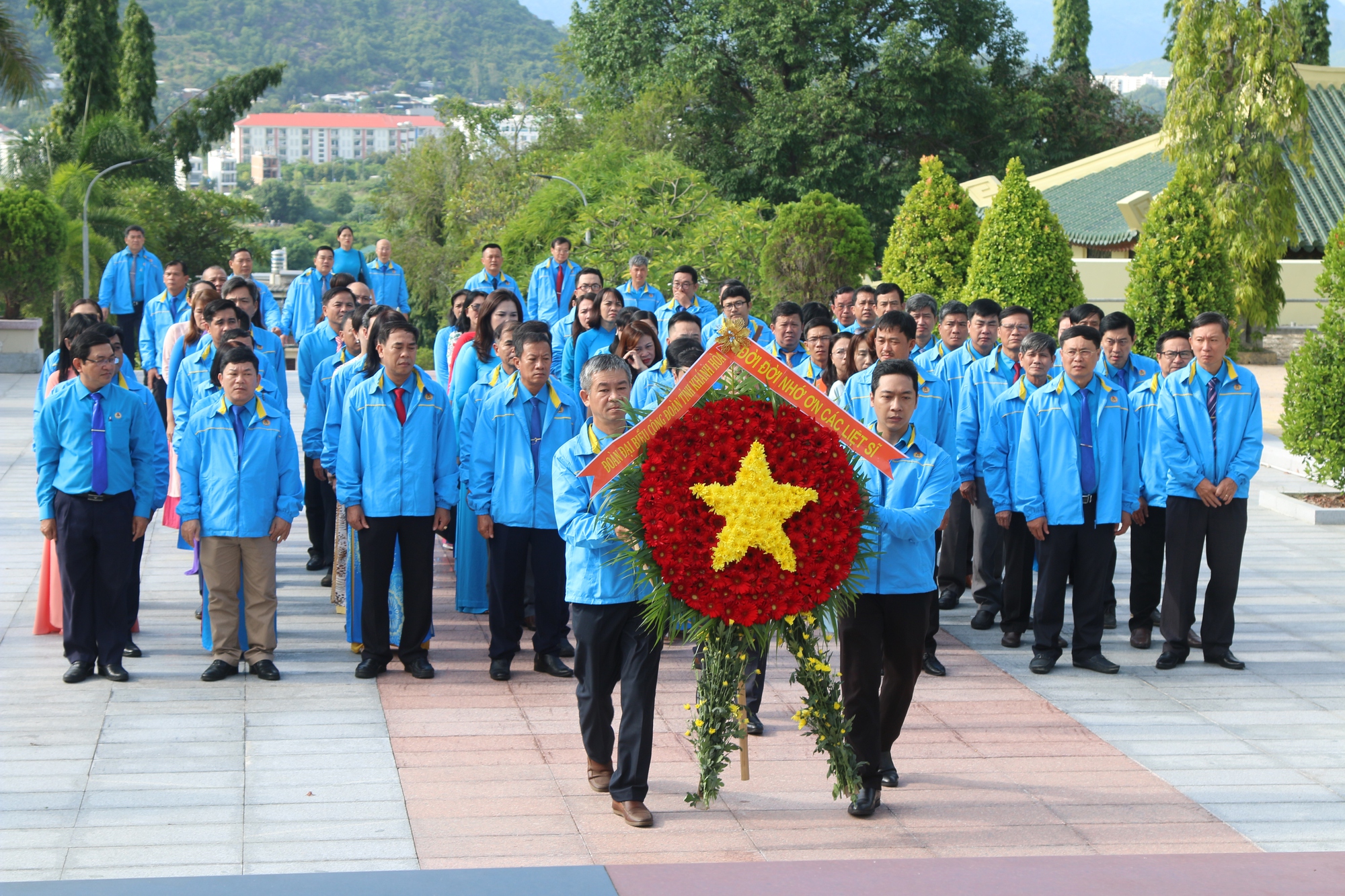 Đại hội XI Công đoàn Khánh Hòa: Đại biểu dâng hương tưởng nhớ các anh hùng, liệt sĩ
