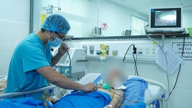 Ca bệnh 90% tử vong, bác sĩ nói còn nước còn tát - Ảnh 1.