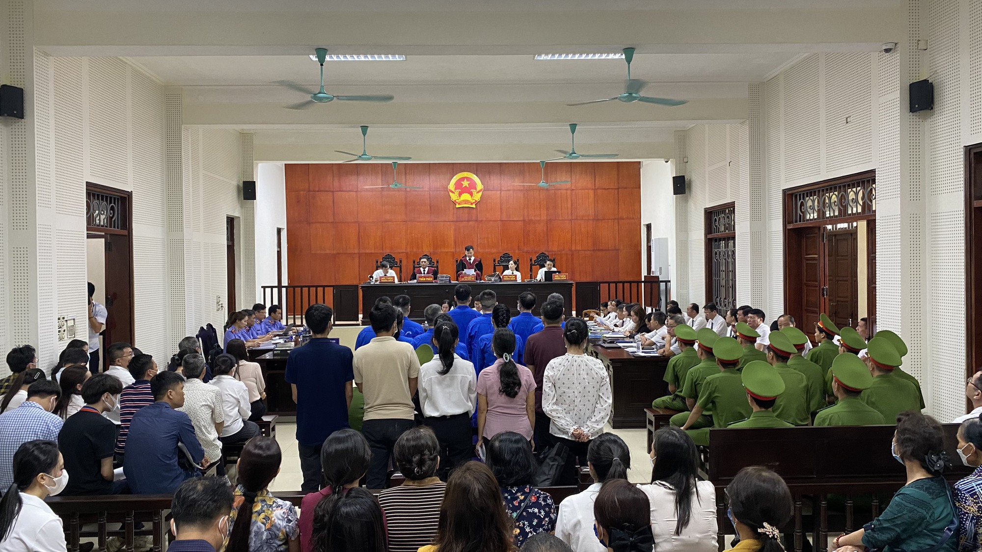 Nhận vali đựng 4,5 tỉ đồng, cựu gi&aacute;m đốc Sở GD-ĐT Quảng Ninh n&oacute;i chỉ nghĩ l&agrave; qu&agrave; cảm ơn - Ảnh 4.