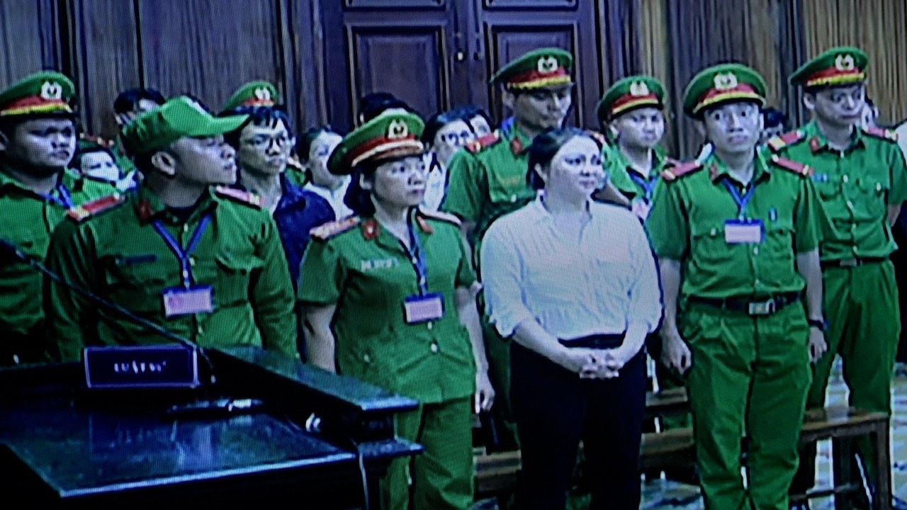 Bà Nguyễn Phương Hằng yêu cầu bà Hàn Ni, ông Văn Sỹ bồi thường đến 500 tỉ đồng