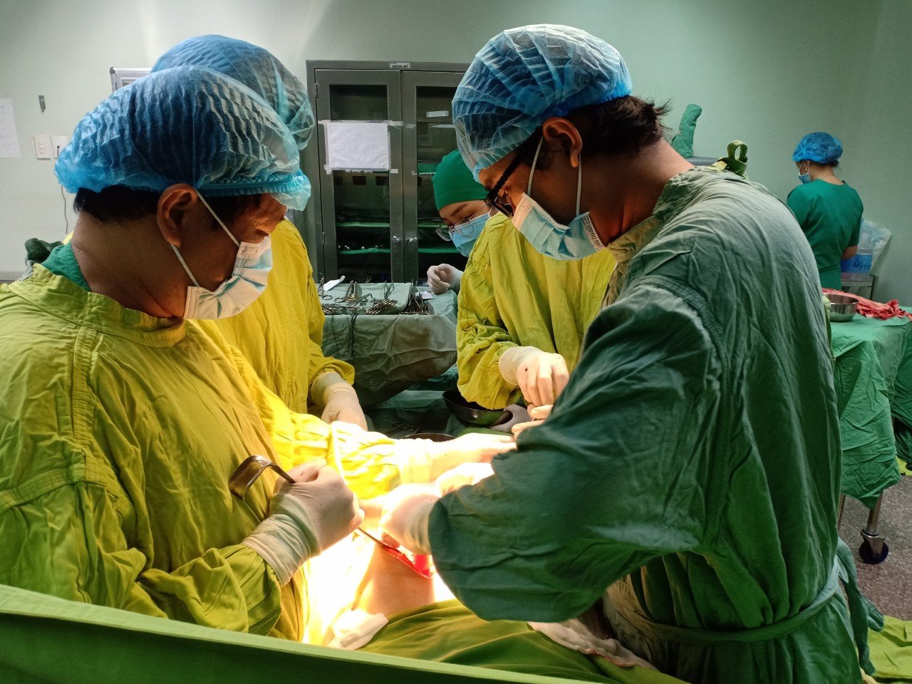 Cứu sống nam thanh niên bị hoại tử phần lớn ruột non, vượt biển gần 3 ngày