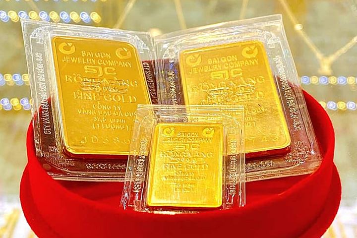 Giá vàng SJC tăng vọt, chính thức vượt mốc 70 triệu đồng/lượng