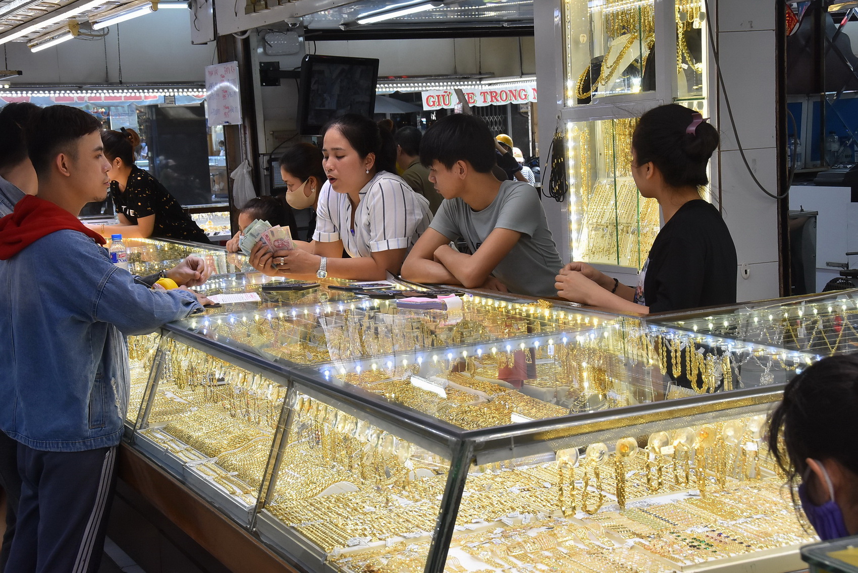 Giá vàng hôm nay 13-10: Vàng SJC vẫn neo trên 70 triệu đồng/lượng