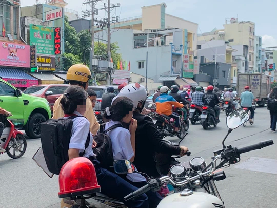 Thêm một loạt phụ huynh, học sinh phạm luật bị CSGT xử lý - Ảnh 2.