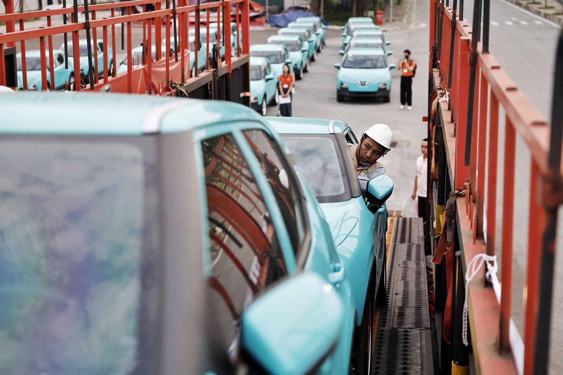 Taxi điện của tỉ phú Phạm Nhật Vượng có mặt tại Lào