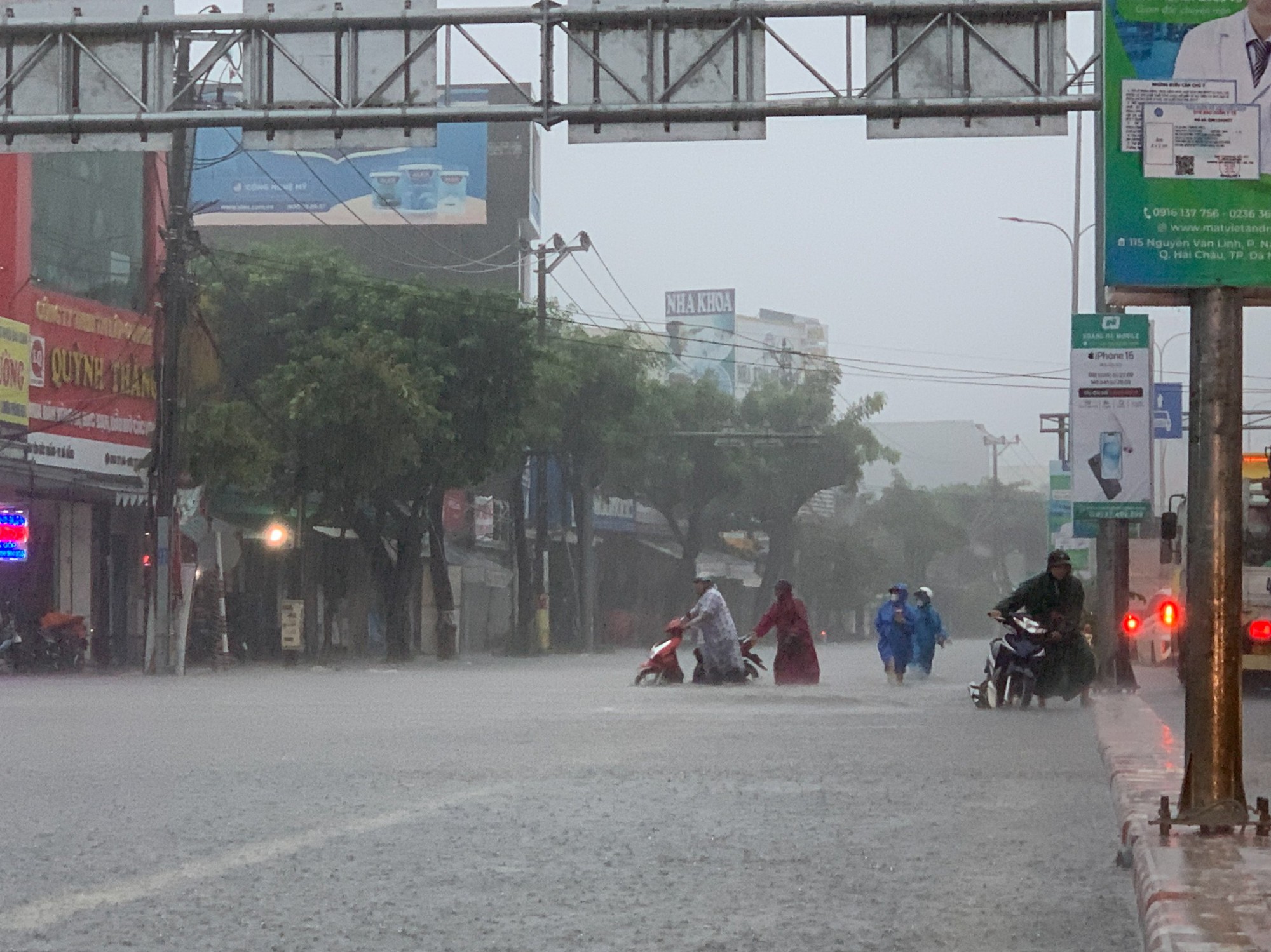 Mưa lớn k&eacute;o d&agrave;i g&acirc;y ngập nặng, c&ocirc;ng nh&acirc;n Đ&agrave; Nẵng phải dắt xe chết m&aacute;y ra về - Ảnh 10.