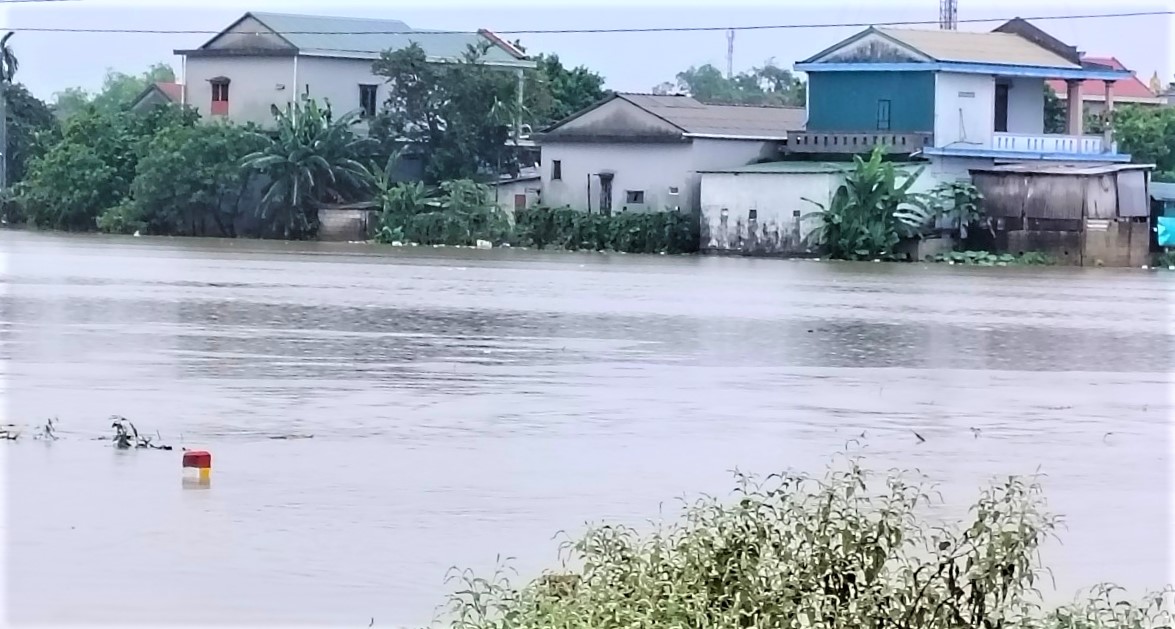 Thừa Thiên - Huế: Có nơi ngập sâu đến 1,3 m do mưa lũ, một số trường học đóng cửa