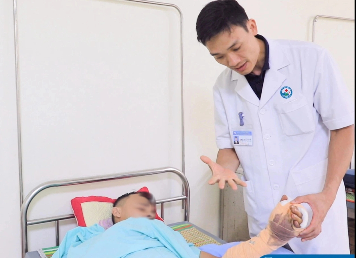 Điện thoại bất ngờ phát nổ khi sạc pin, người đàn ông dập nát bàn tay
