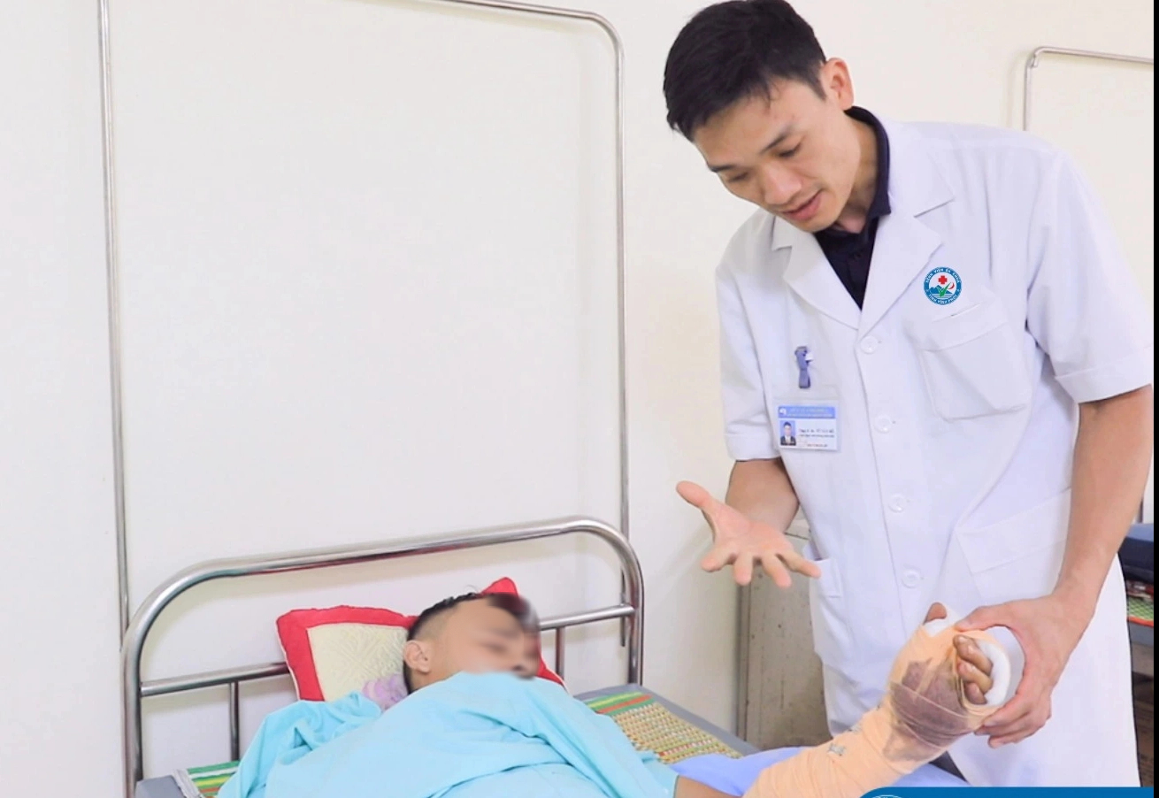 Dập n&aacute;t b&agrave;n tay do điện thoại ph&aacute;t nổ khi sạc pin - Ảnh 1.