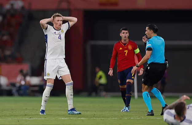 VAR hủy hoại siêu phẩm, Scotland thất bại ngỡ ngàng trước Tây Ban Nha - Ảnh 6.