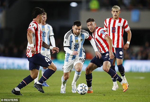 Trung vệ lập siêu phẩm, Argentina thắng nhàn nhã Paraguay