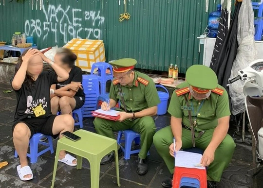 Từ tin nhắn cho ông chủ tịch quận...