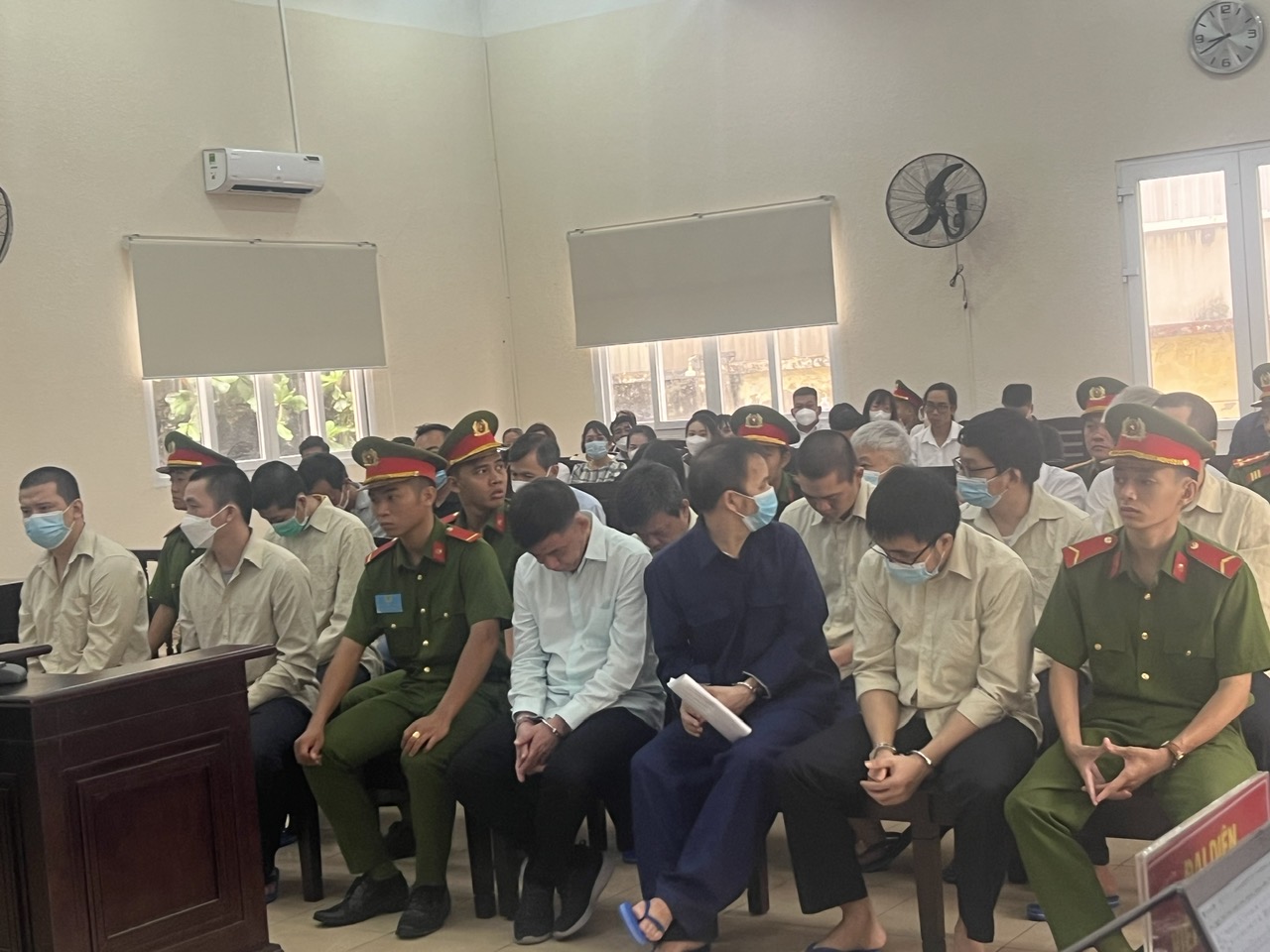 Đề nghị mức án đối với 17 bị cáo trong vụ làm giả tài liệu, đưa - nhận hối lộ ở Bình Dương