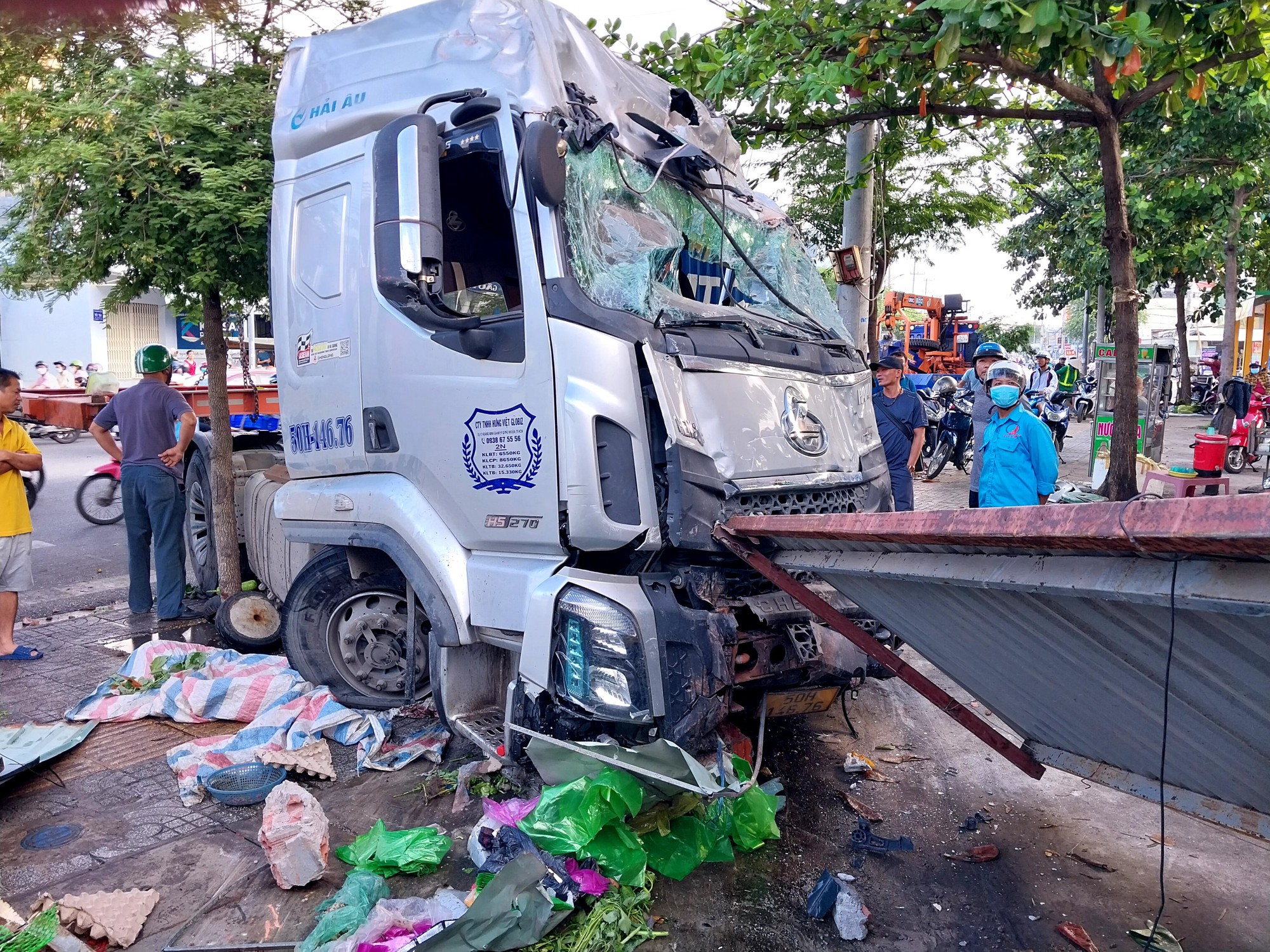 Hiện trường xe đầu kéo đâm sập dải phân cách, lao vào nhà dân ở Vũng Tàu