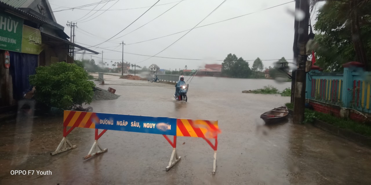 Thừa Thi&ecirc;n - Huế: C&oacute; nơi ngập s&acirc;u đến 1,3 m do mưa lũ, một số trường học đ&oacute;ng cửa - Ảnh 7.