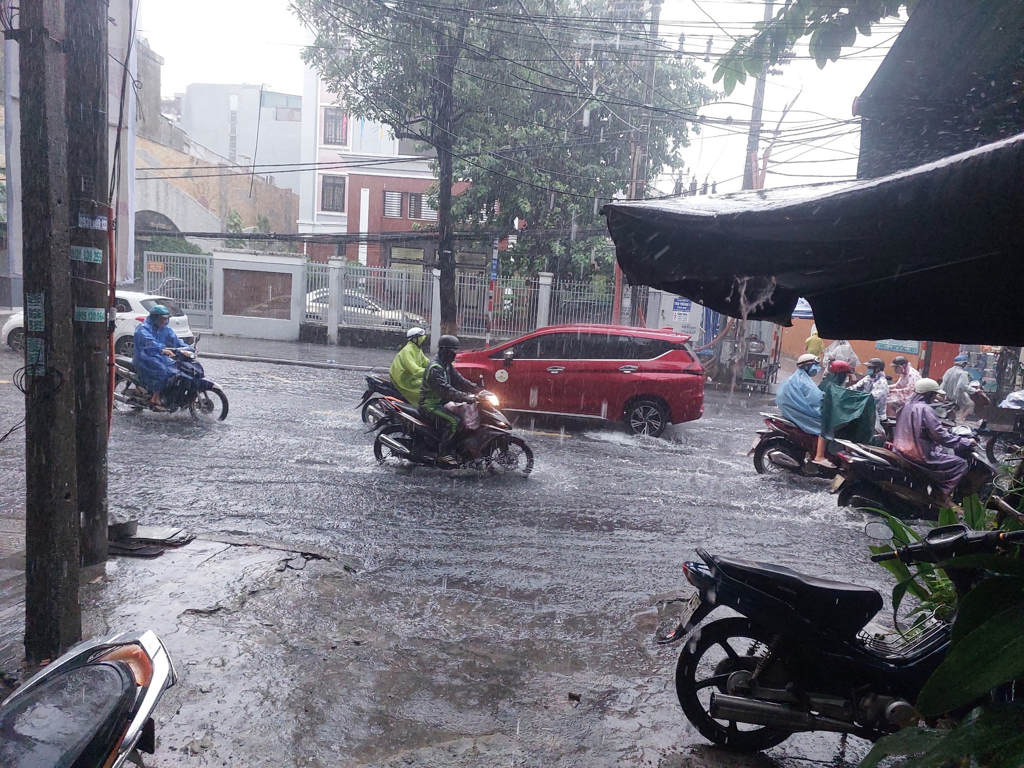 Ảnh: Nhiều nơi tại Đà Nẵng vừa thông cống xong…vẫn ngập - Ảnh 5.