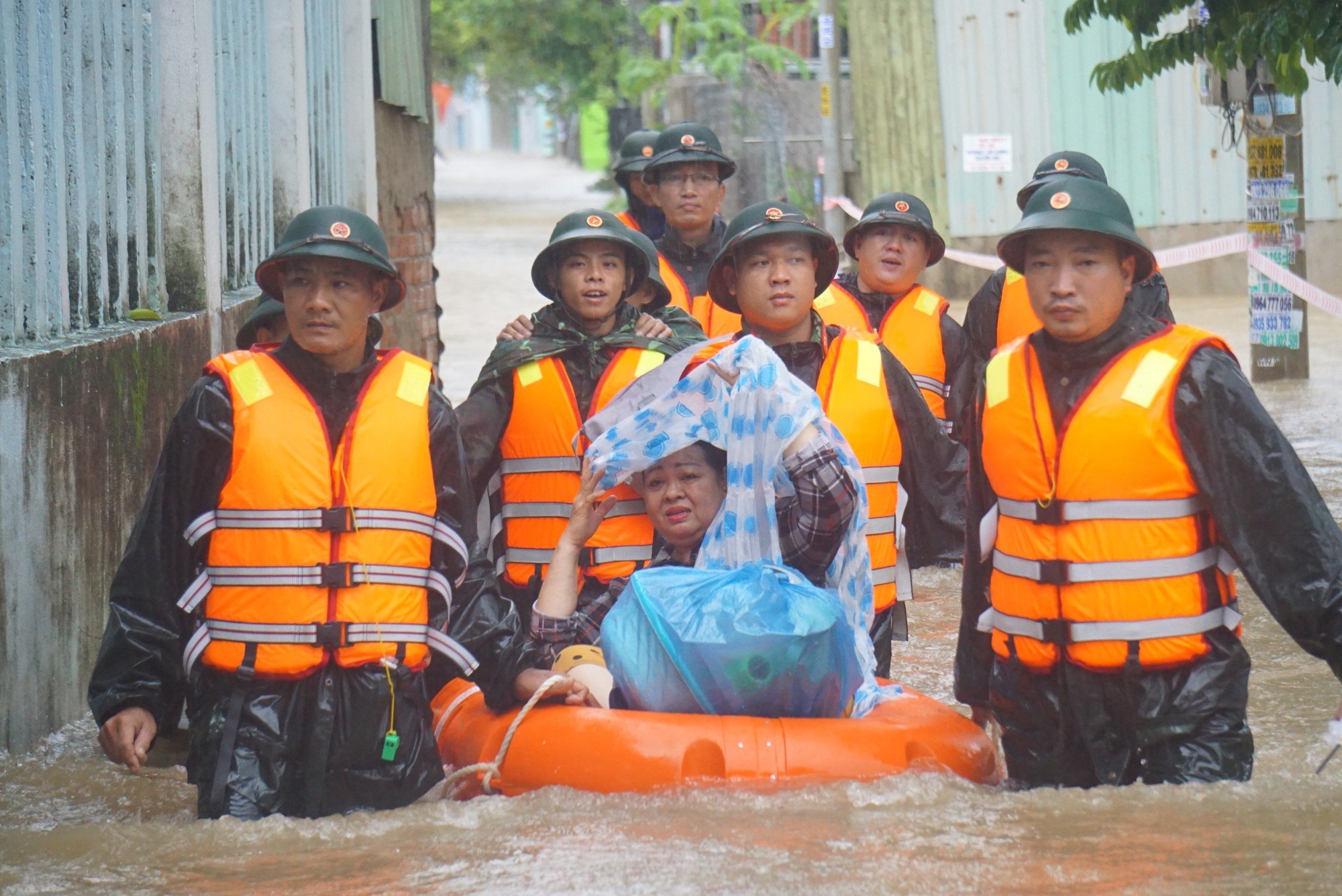 Bộ đội dầm mình ở vùng rốn lũ Đà Nẵng; 200 người gia cố điểm sạt lở ở Hà Tĩnh - Ảnh 5.
