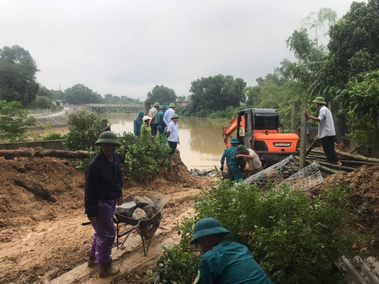 Miền Trung mưa lũ kh&oacute; lường - Ảnh 2.