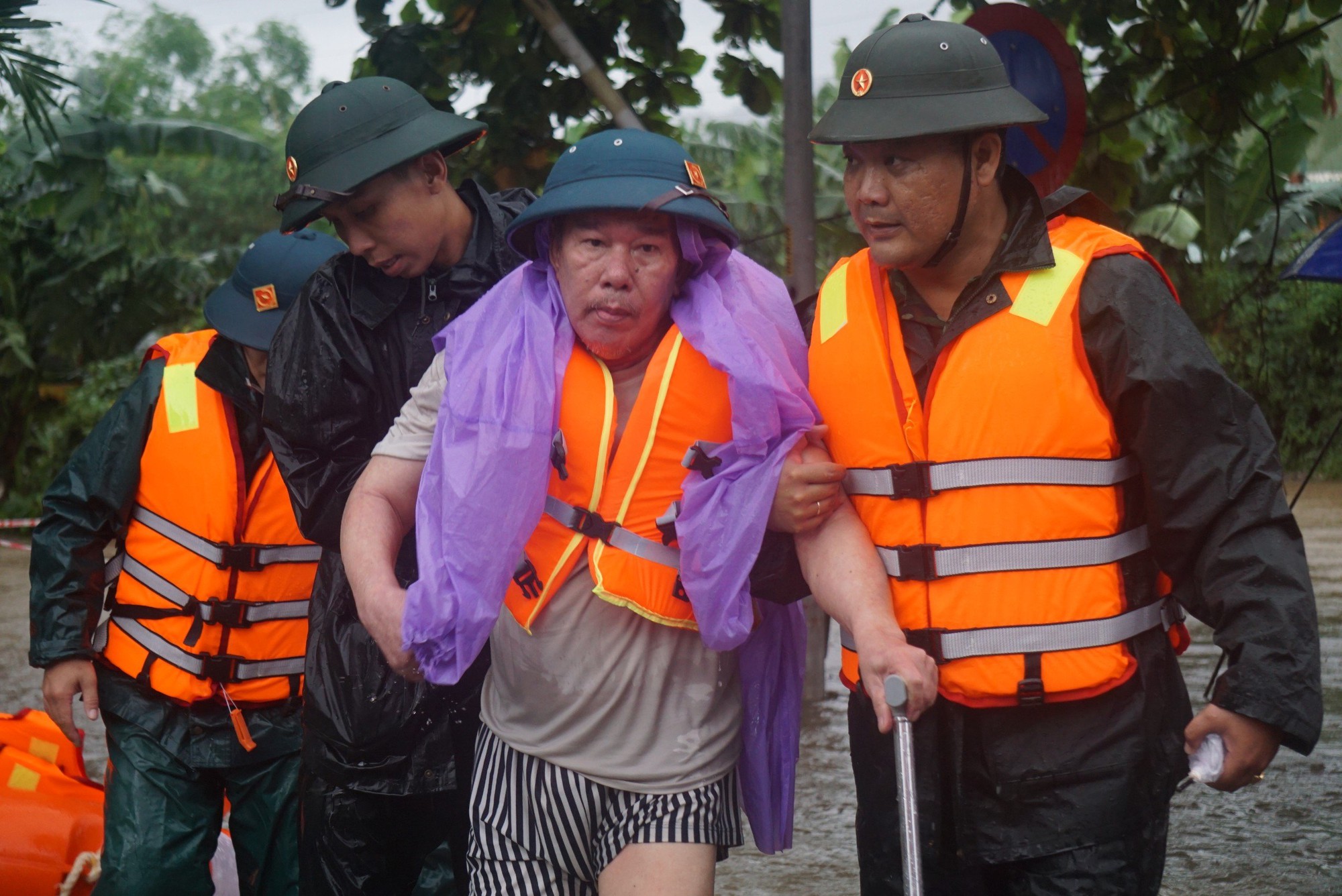 Bộ đội dầm mình ở vùng rốn lũ Đà Nẵng; 200 người gia cố điểm sạt lở ở Hà Tĩnh - Ảnh 7.
