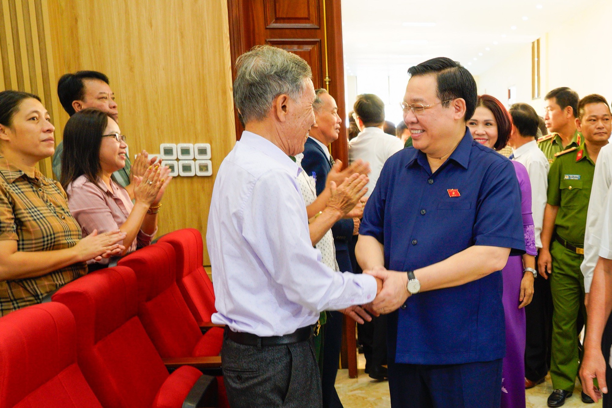 Chủ tịch Quốc hội Vương Đình Huệ tiếp xúc cử tri tại Hải Phòng