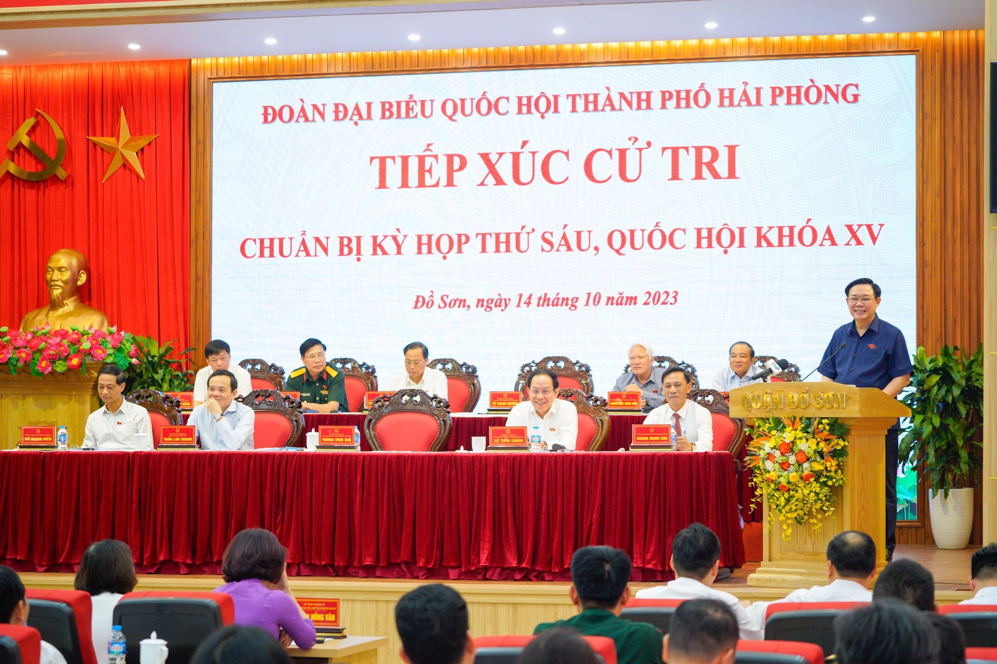Chủ tịch Quốc hội Vương Đ&igrave;nh Huệ tiếp x&uacute;c cử tri tại Hải Ph&ograve;ng - Ảnh 3.