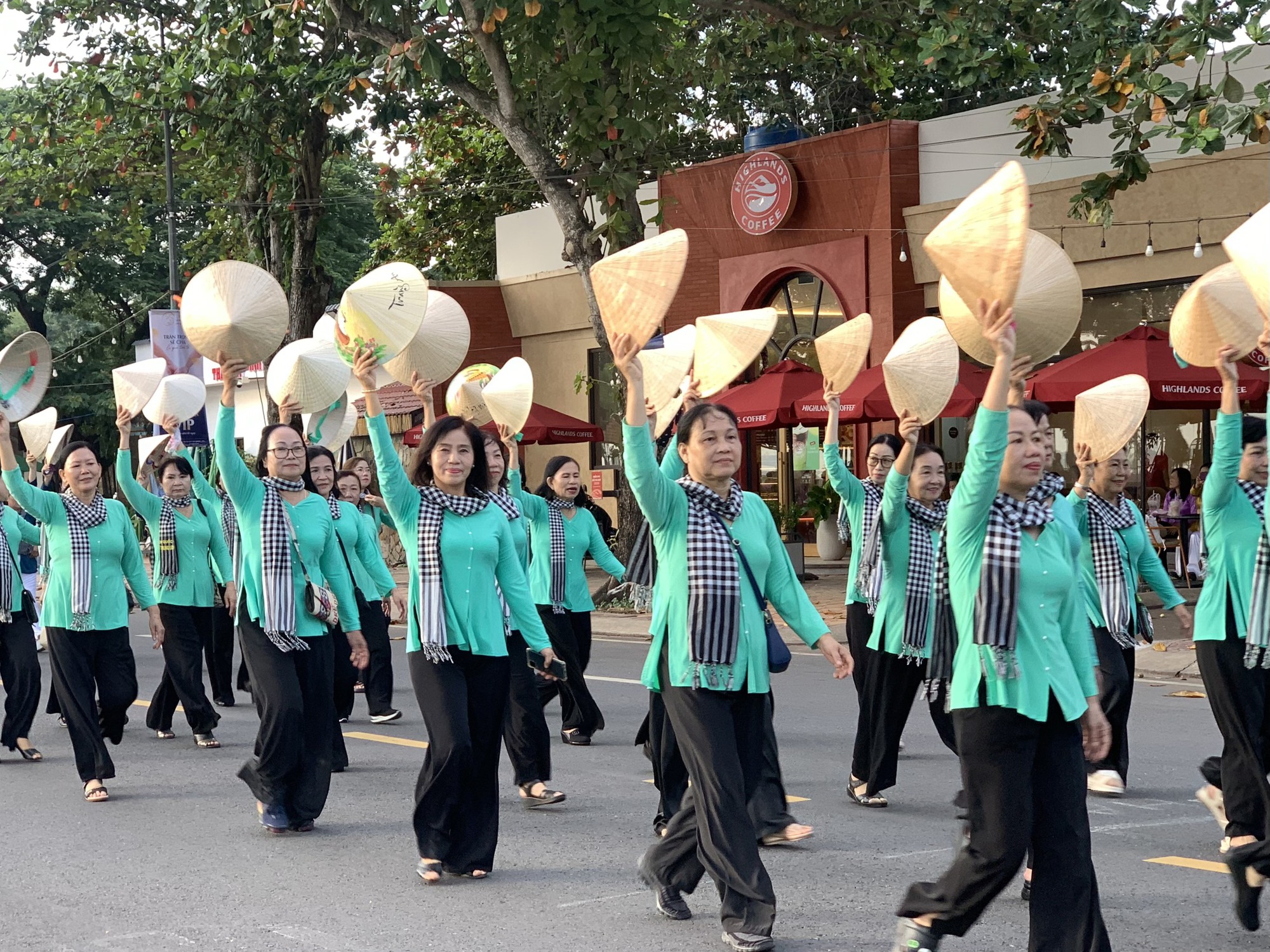 VIDEO: Kỷ lục về diễu hành áo bà ba, áo dài