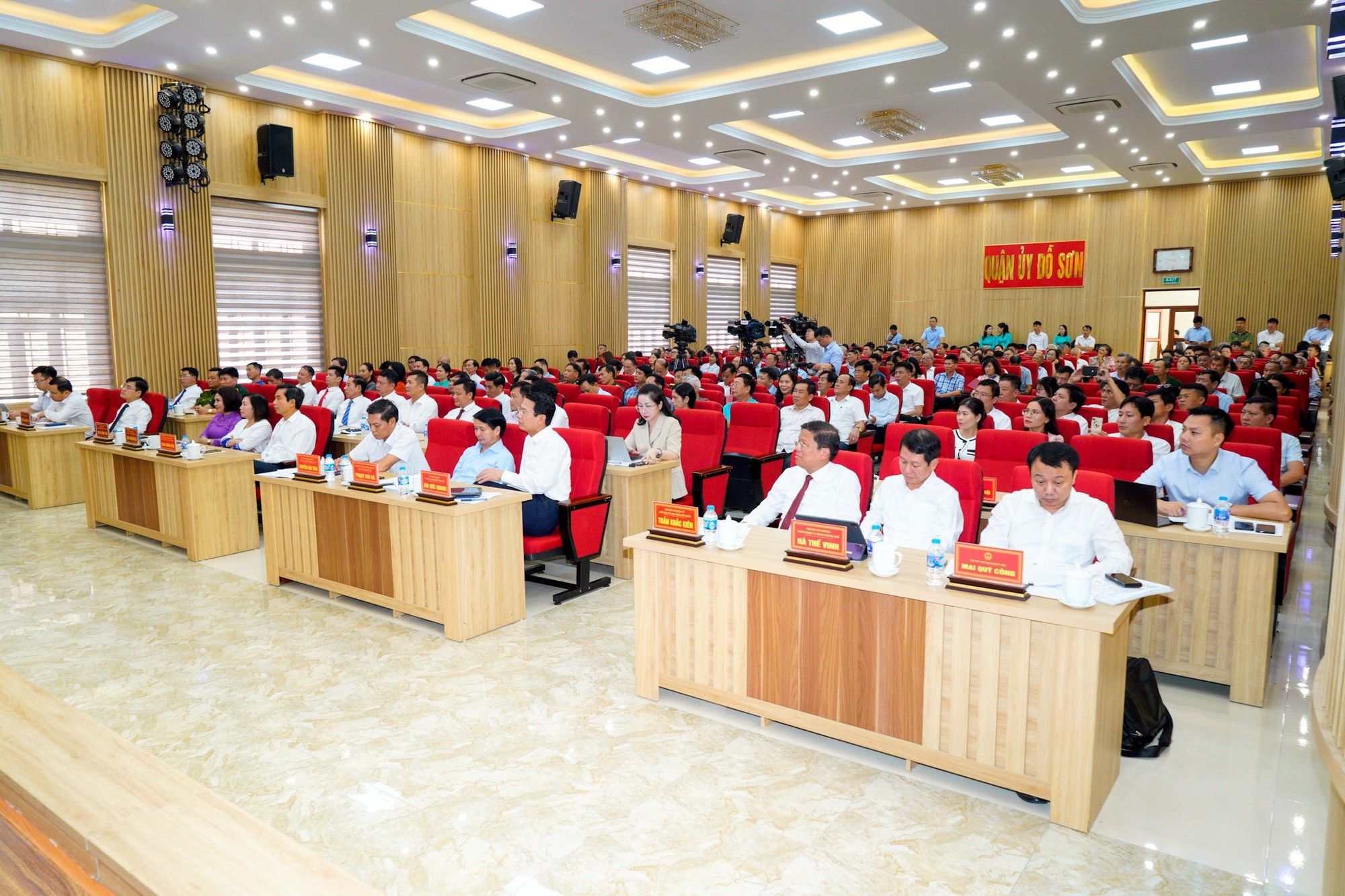 Chủ tịch Quốc hội Vương Đ&igrave;nh Huệ tiếp x&uacute;c cử tri tại Hải Ph&ograve;ng - Ảnh 5.