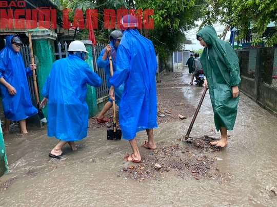 CLIP: Người d&acirc;n Đ&agrave; Nẵng kh&oacute;c nấc v&igrave; th&aacute;c b&ugrave;n tr&agrave;n v&agrave;o nh&agrave; - Ảnh 6.