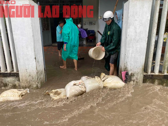 CLIP: Người d&acirc;n Đ&agrave; Nẵng kh&oacute;c nấc v&igrave; th&aacute;c b&ugrave;n tr&agrave;n v&agrave;o nh&agrave; - Ảnh 8.